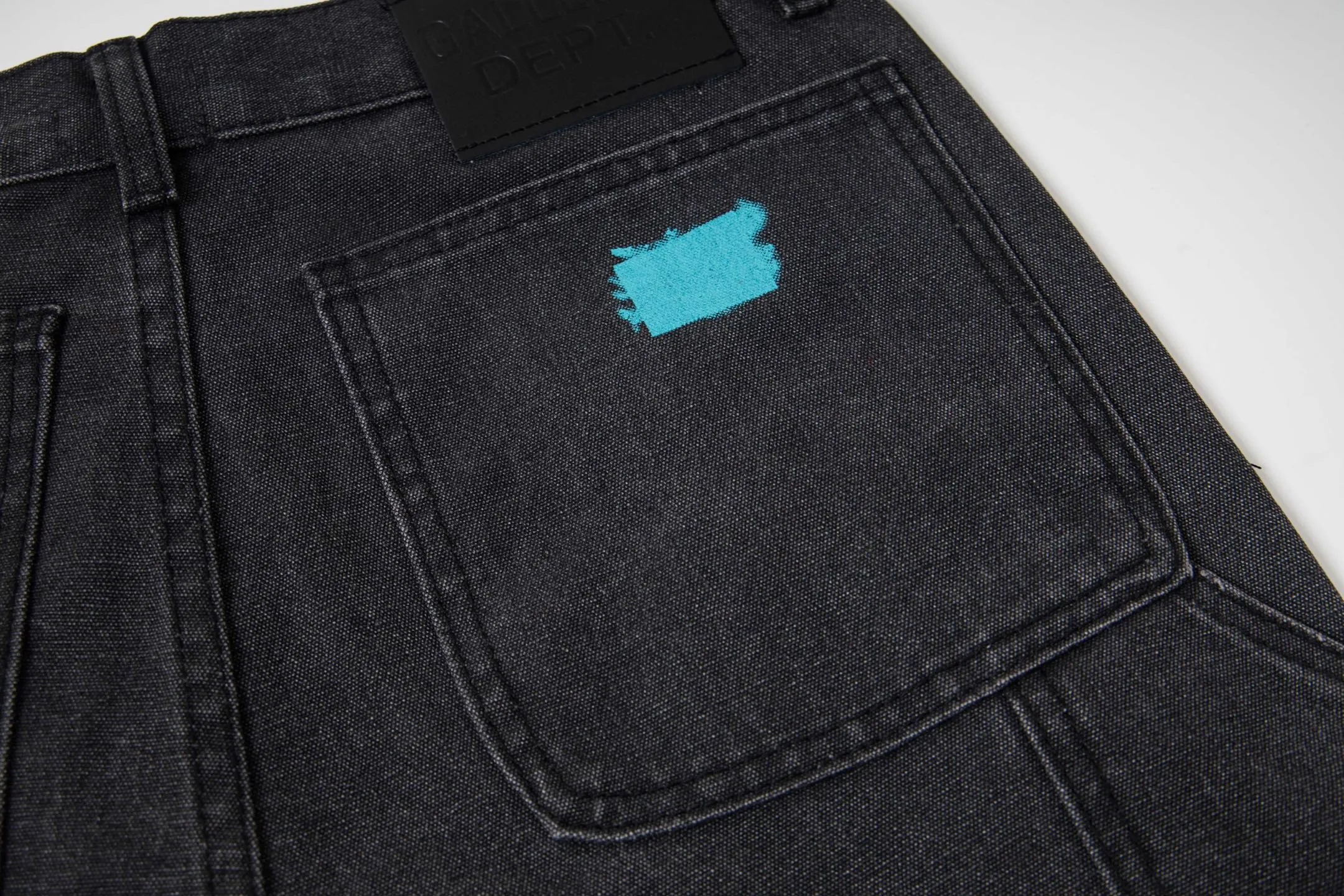 💰240 GALLERY DEPT spliced ​​ink-washed jeans, truly restoring the ultimate texture of Vintage, three-dimensional version, loose and comfortable, not picky about the figure, taller and slimmer, factory-made, original quality control, same style for men and women, can be matched with couples, versatile recommendation, must-have jeans for all seasons, fashionistas have been disappointed. From the quality selection of fabrics, the tailoring of details, and the matching of patterns, they are all impeccable! The upper body is so handsome when worn...it can be easily worn by men, women and children! The craftsmanship is made of heavy-duty washed pure cotton denim fabric. After washing, it is soft and thick. It is very stylish when worn on the body. Style number: 1800# Color: black Size: 28 30 32 34 36